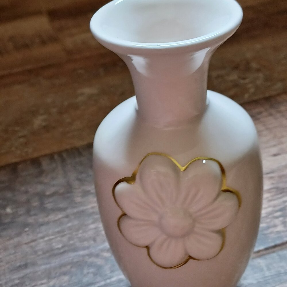 NWT WHITE & GOLD FLOWER BUD VASE